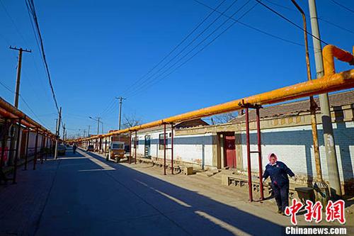 資料圖：天津市西青區(qū)辛口鎮(zhèn)郭莊子村，電代煤供暖管道通入家家戶戶。 中新社記者 佟郁 攝